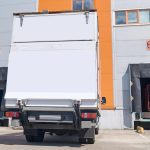 Camion esperando carga cerca almacen